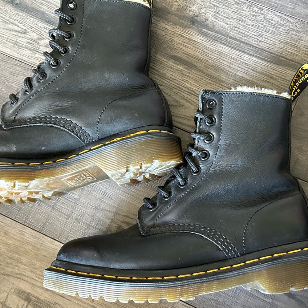 DR MARTEN fleece lined leather boots in like new condition